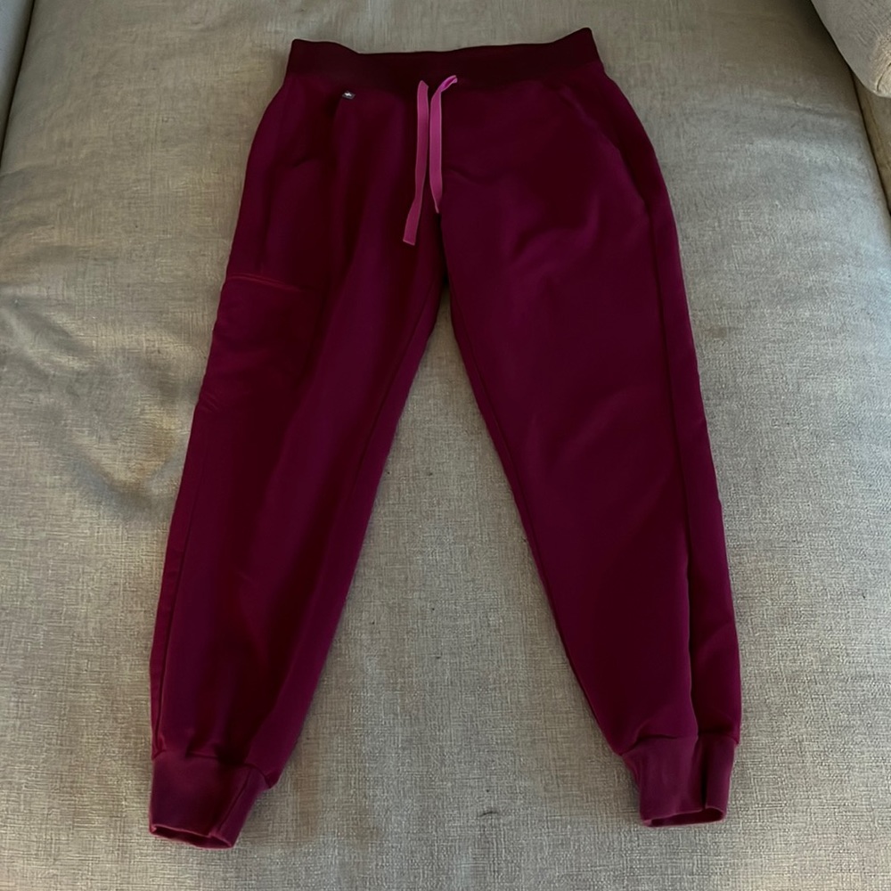 S petite Figs set worn twice. Catarina top petite Zamora jogger.